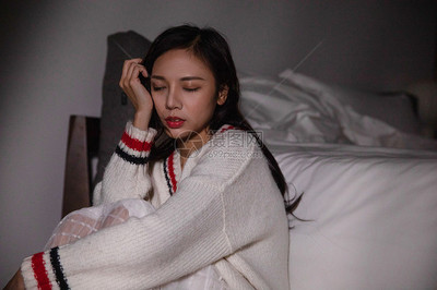 青年女性夜晚失眠烦恼